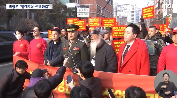 2023년 12월 7일 군사법원에 출석하는 박정훈 대령 (유튜브 캡처)