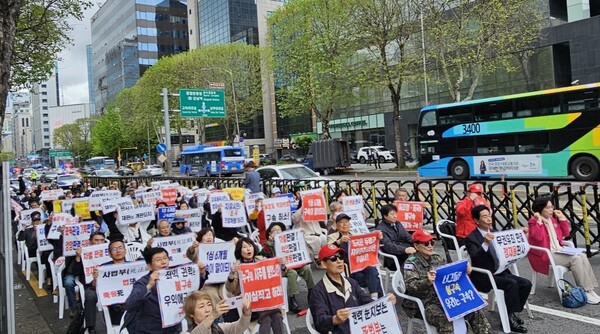 자유시민탄압대책위가 이희범, 김상진, 박준식 등 시민활동가의 즉각 석방을 촉구하는 시위를 벌였다. 