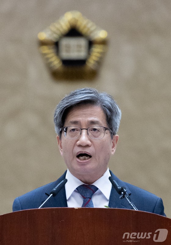 김명수 대법원장이 22일 오전 서울 서초구 대법원에서 열린 퇴임식에서 퇴임사를 하고 있다.